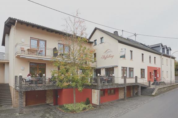 Außenansicht Hotel - Unsere Zimmer und Preise im Vulkanhotel Steffelberg in der Eifel