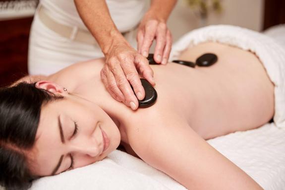 Vulkanstein-Massage - Hot Stone - Wellness im Vulkanhotel Steffelberg in der Eifel